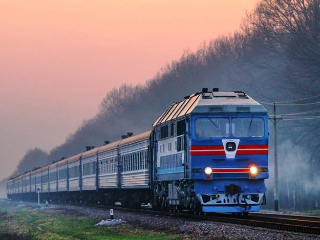 На Харківщині 21-річний чоловік потрапив під потяг і помер у лікарні