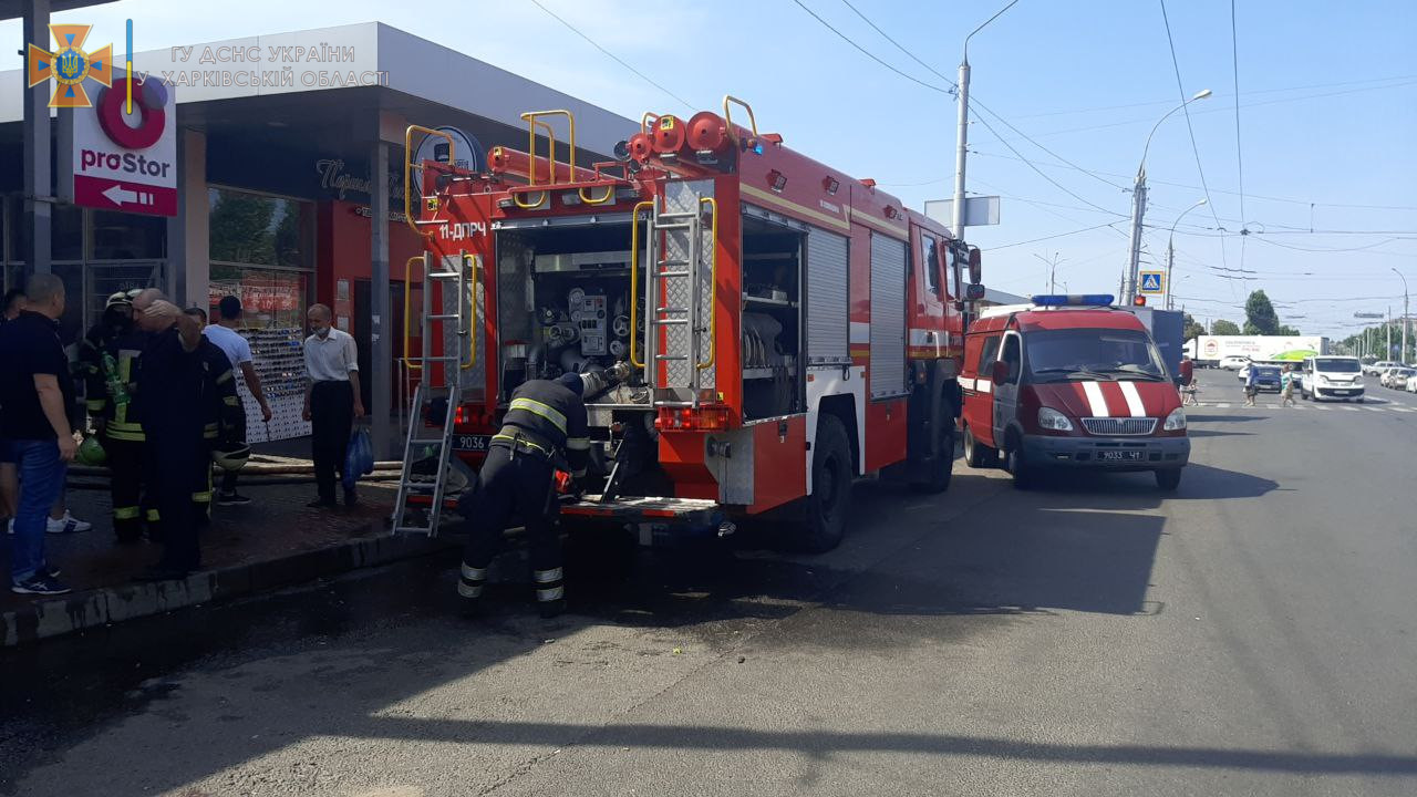 В Харькове на Коммунальном рынке вспыхнул магазин косметики