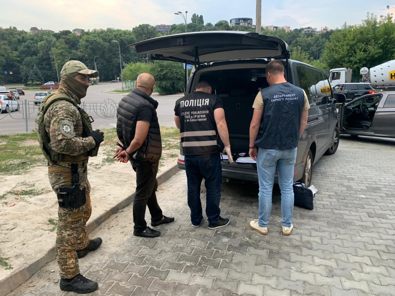 Харьковские правоохранители задержали мошенников, которые сбывали поддельные доллары США
