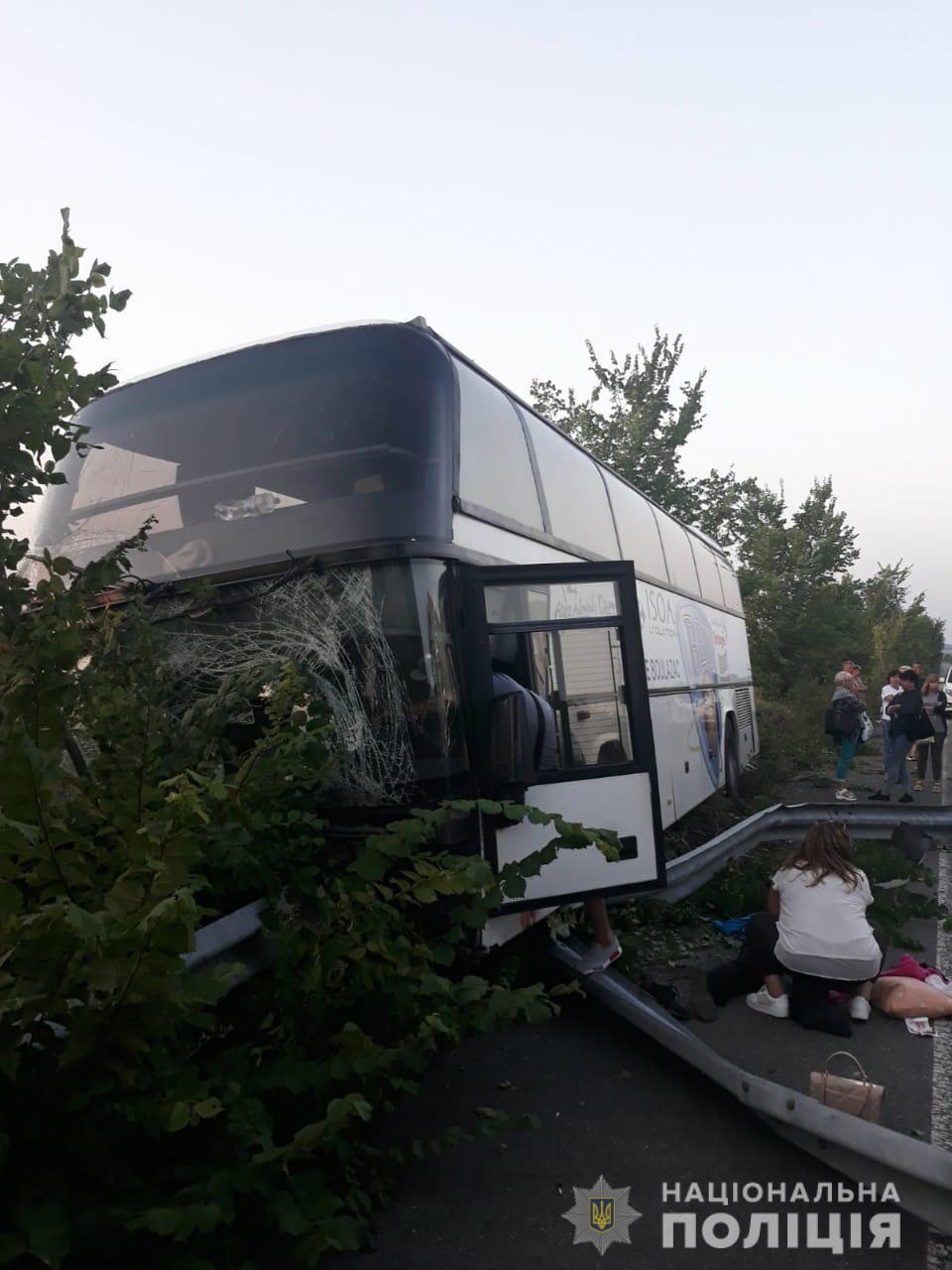 На Харьковщине в аварию попал пассажирский автобус: в салоне было 25 человек (фото)