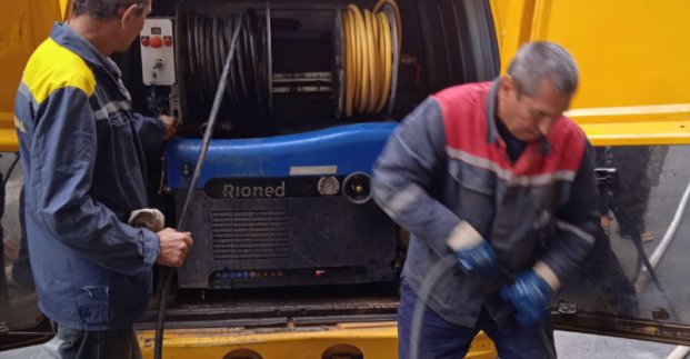 На Полтавском Шляхе прочищают внутридомовые системы водоотведения и вводы