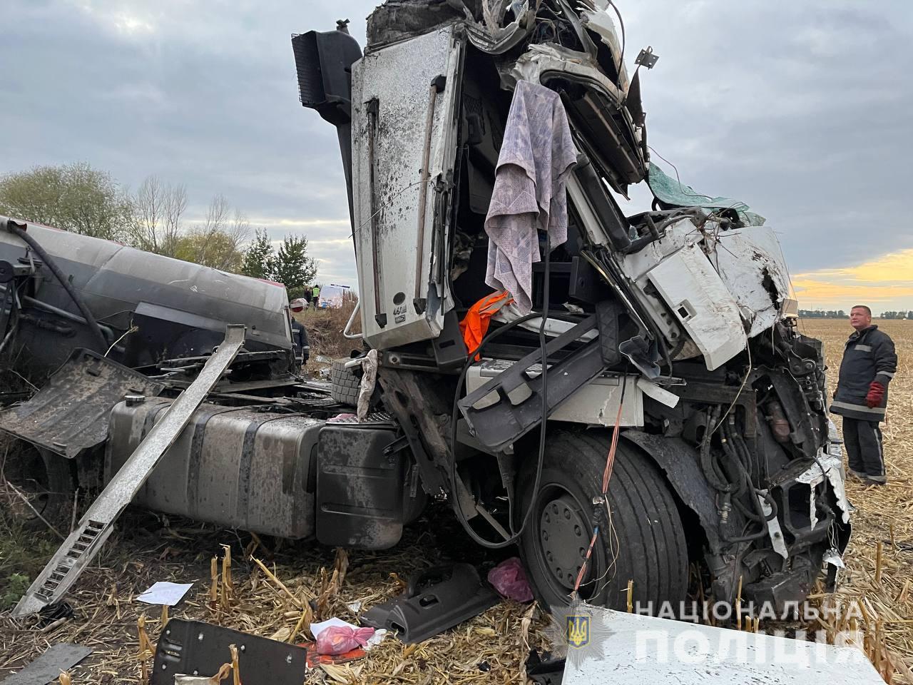 В Харьковской области перевернулся бензовоз: водитель в больнице (фоторепортаж)