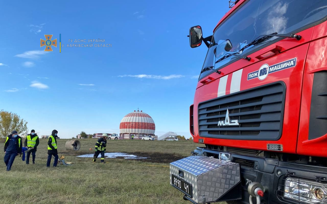 В самолете загорелся двигатель. В Харьковском аэропорту учились ликвидировать пожар в самолете (фото)