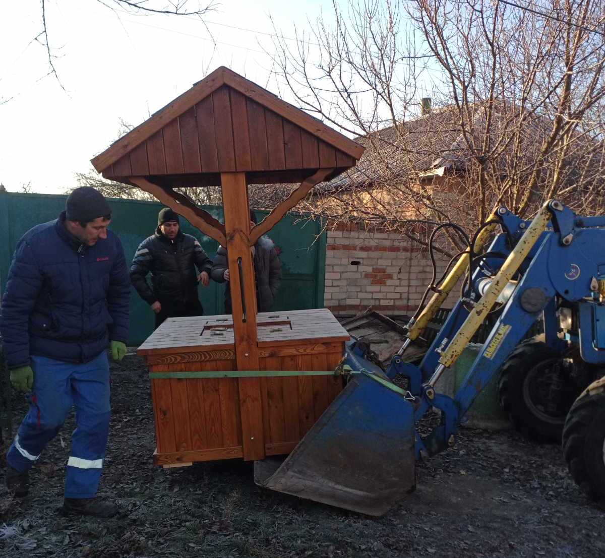 На Харьковщине меняют колодезные срубы (фото)