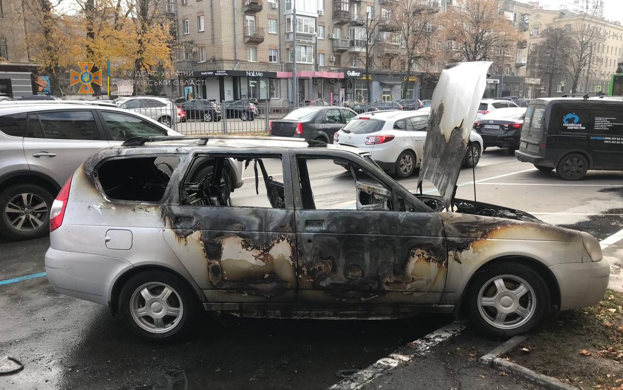 В Харькове сгорел автомобиль (видео, фото) | ВАЗ LADA Priora сгорел на  остановке около проезжей части