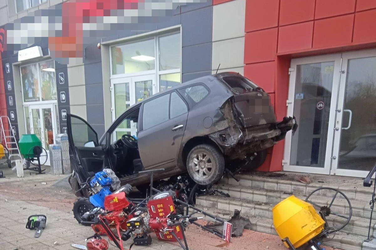 На Харьковщине пьяный водитель въехал в магазин (фоторепортаж, видео)