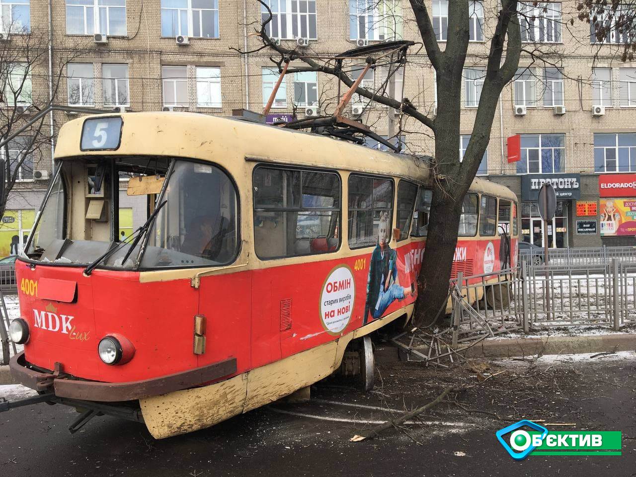 Поезд сошел с рельс фото