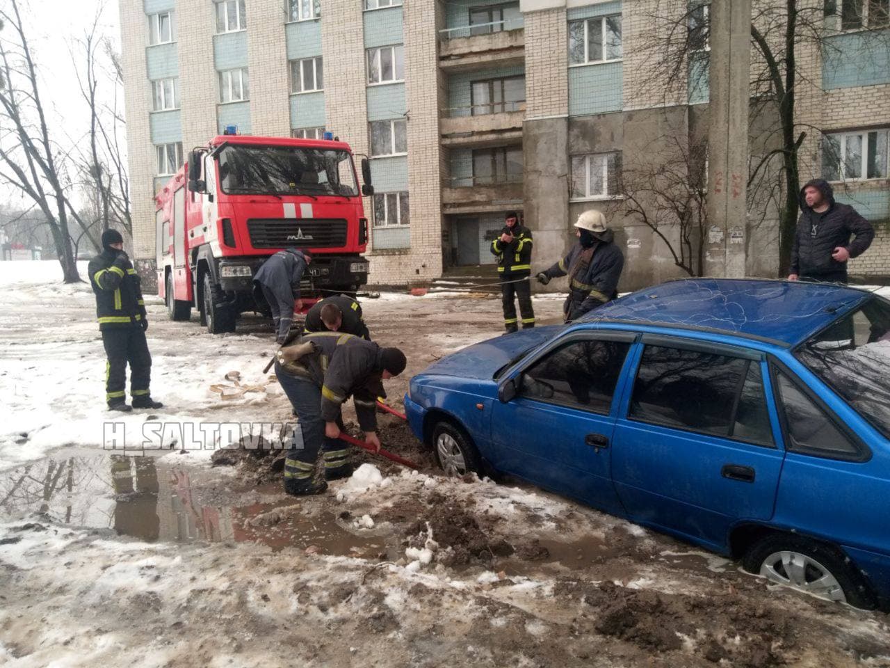 На Салтовке спасатели вытащили из грязи застрявшую иномарку