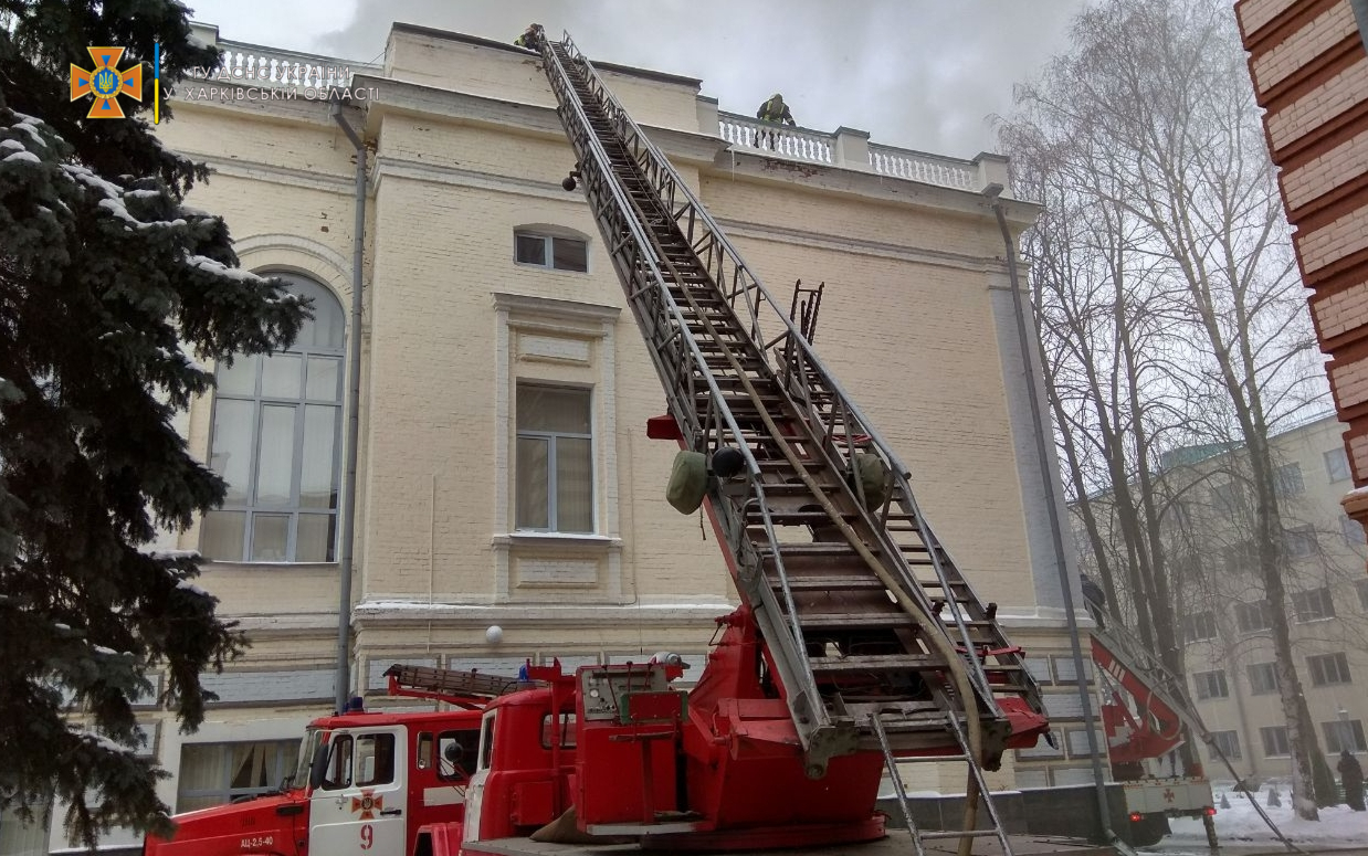 Видео тушения пожара в бывшей библиотеке юридического университета в Харькове