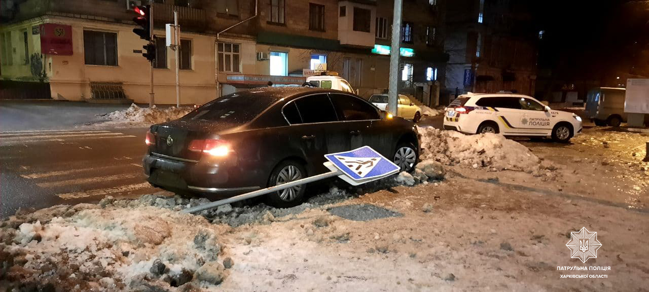 ДТП. В Харькове пьяный водитель сбил дорожный знак и врезался в столб (фото)