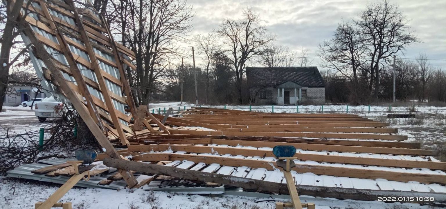 В Харьковской области сильный ветер сорвал со здания крышу (фото)