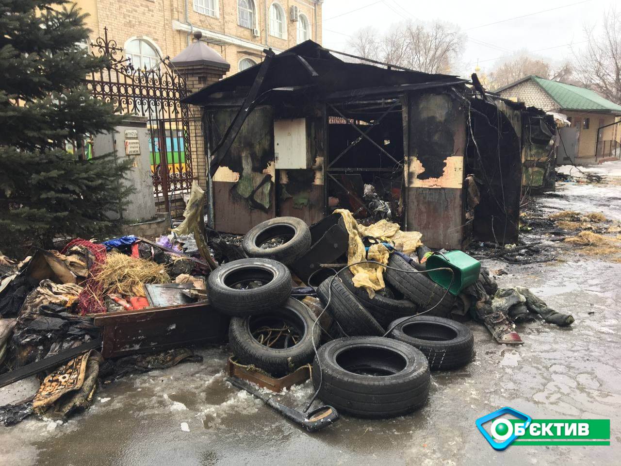 Покрышки и старый хлам: что горело в Благовещенском соборе (фото)