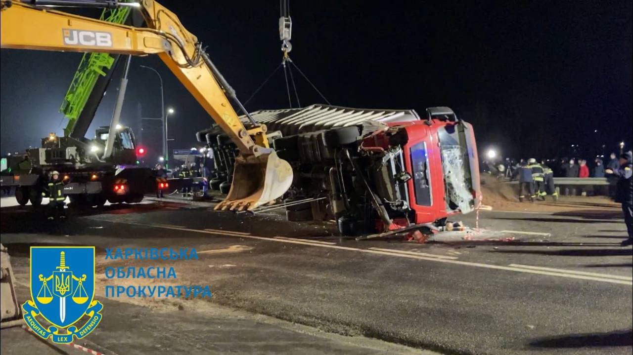 В Харькове грузовик раздавил бабушку с внучкой в такси: дело передали в суд