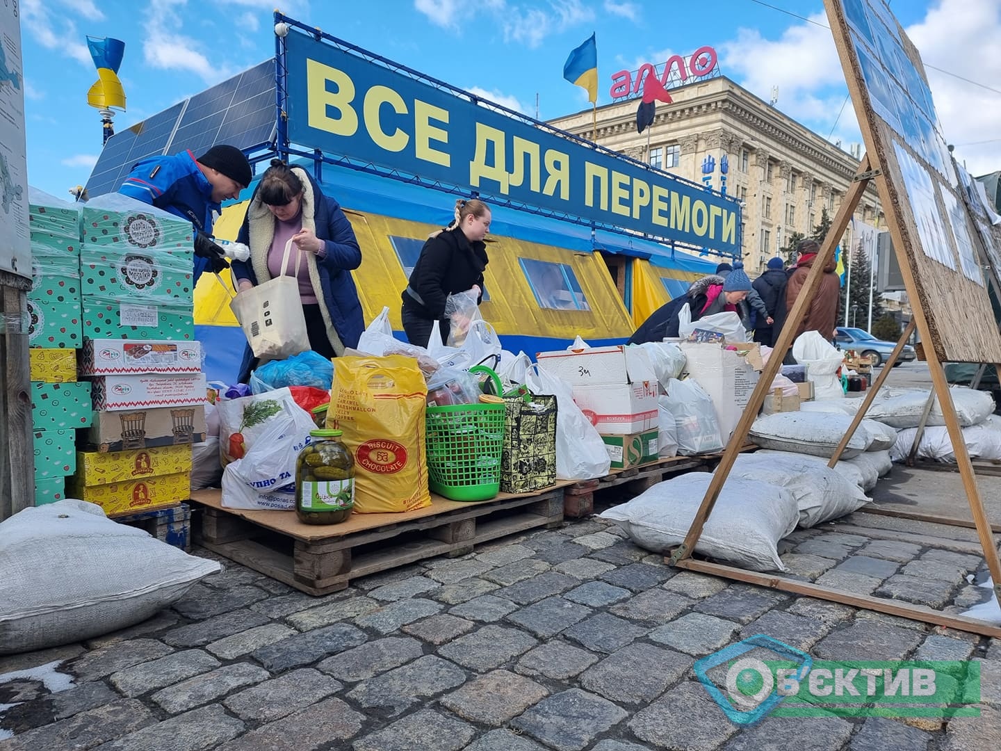 «Все для победы»: харьковская оборона готовит коктейли Молотова, волонтеры собирают гуманитарку (фото)