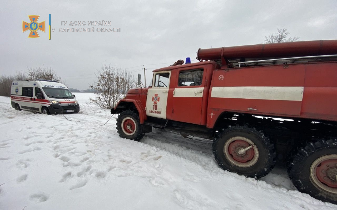 Спасатели ГСЧС помогли медикам, попавшим в снежный занос на Харьковщине