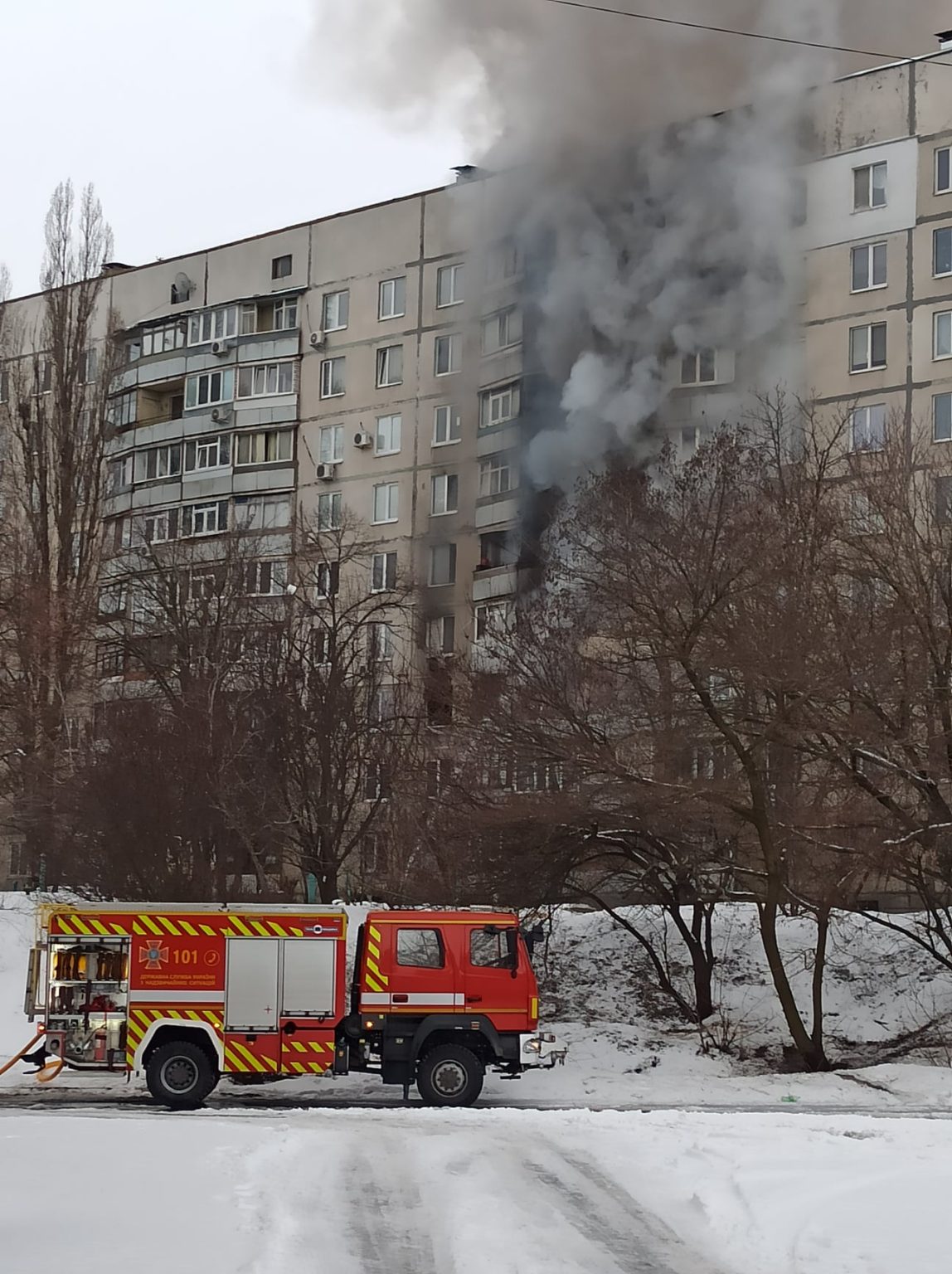 Спасатели ликвидируют пожар в девятиэтажке Харькова (фото)