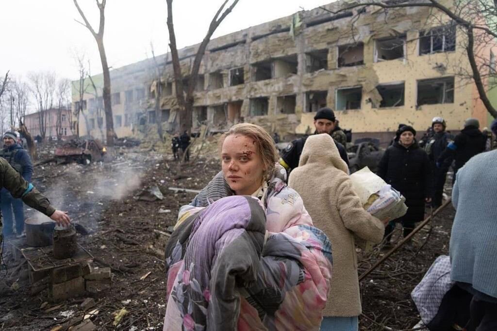 Героиня самых страшных мариупольских фото стала мамой — родила девочку (скриншот, фото)