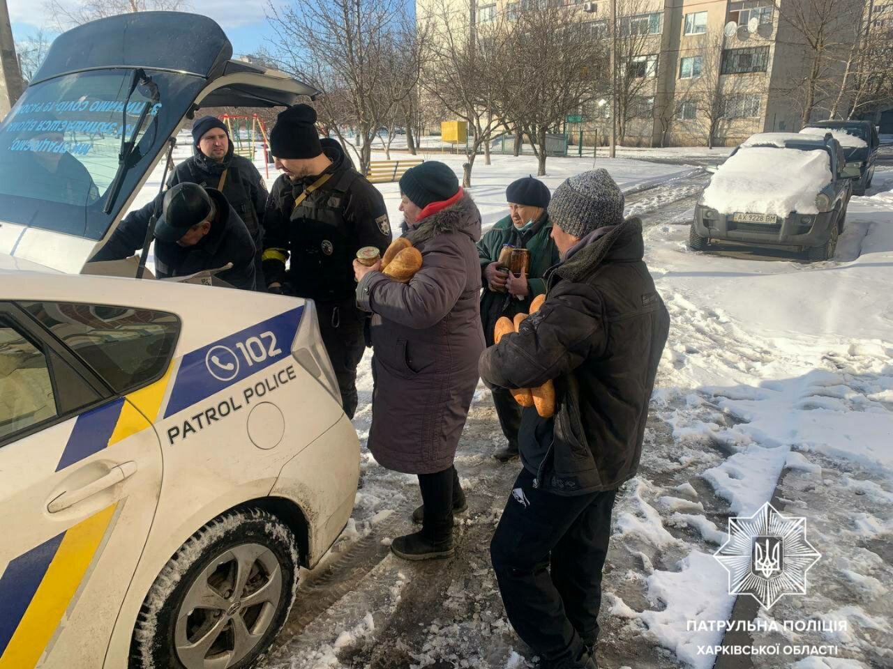 Патрульные ежедневно доставляют гуманитарную помощь харьковчанам в убежища (фото)