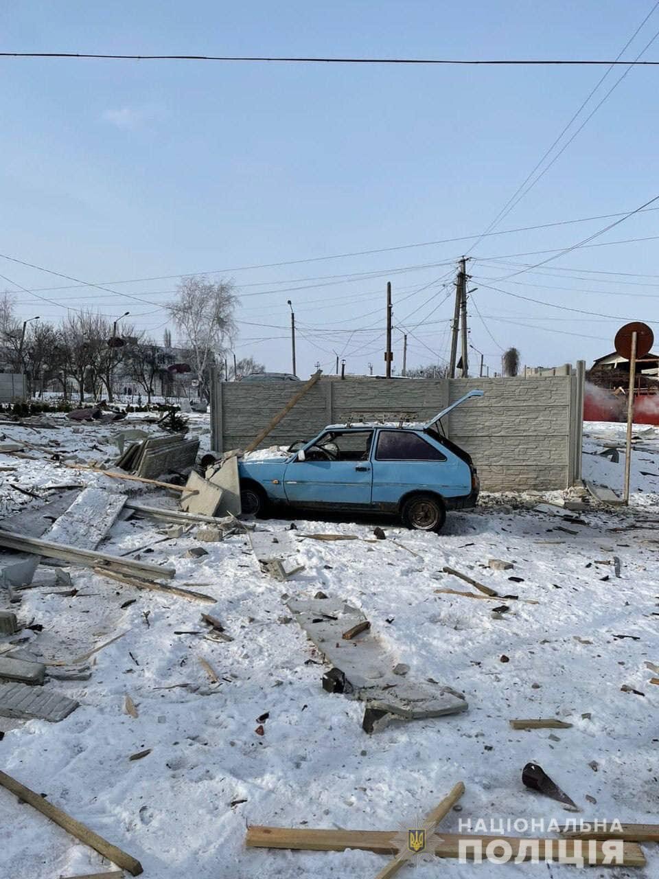 Спасатели разбирают завалы домов, разрушенных 9 марта в Харькове и области  (фото) | В Харькове уничтожили один из крупнейших ТРЦ, а в Чугуеве  повредили жилые дома. Предварительно, пострадавших нет