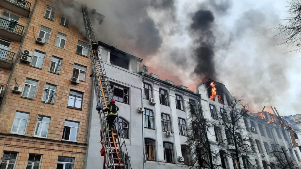 В центре Харькова горят здания облуправления внутренних дел и экономфака Каразинского университета (фото, видео)