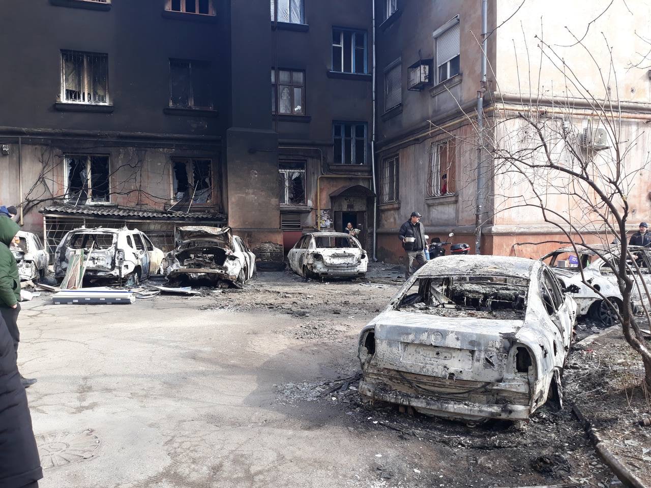 В Мариуполе не осталось ни одного целого здания, люди пьют воду из луж —  заместитель мэра (фото) | Массивные атаки по Мариуполю и осада, которая  длится уже больше двух недель, привели к