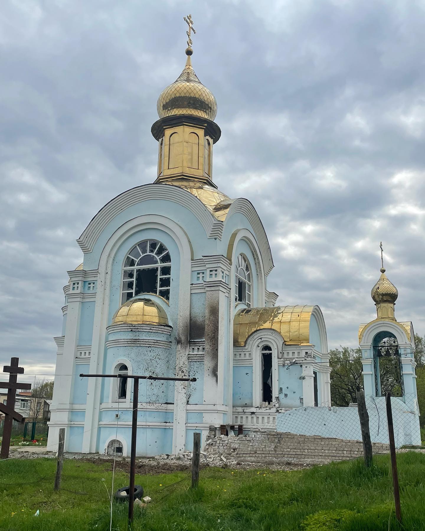 В поселке Лесное в Харьковской области под обстрел попала церковь и детский  сад (фоторепортаж) | За последние несколько дней поселок Лесное в  Дергаческом районе подвергался сильным обстрелам