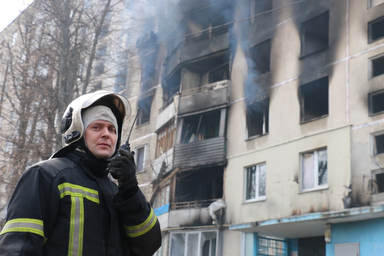 После утреннего обстрела на Салтовке горели многоэтажные дома и гаражи  (фото) | Утром 2 апреля харьковские спасатели тушили несколько пожаров на  Салтовке и Северной Салтовке