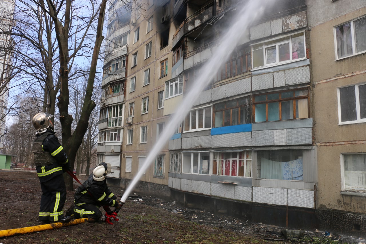 После утреннего обстрела на Салтовке горели многоэтажные дома и гаражи  (фото) | Утром 2 апреля харьковские спасатели тушили несколько пожаров на  Салтовке и Северной Салтовке