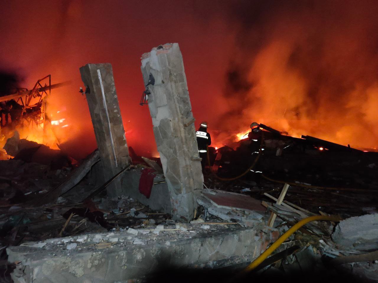 Night shelling of Kharkov: two people were killed, a store, a cafe and a school library burned down (photo)