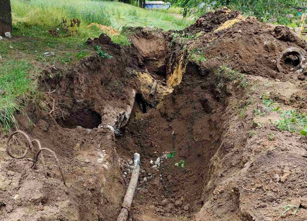 На Северной Салтовке восстанавливают поврежденные обстрелами водоводы (фото)