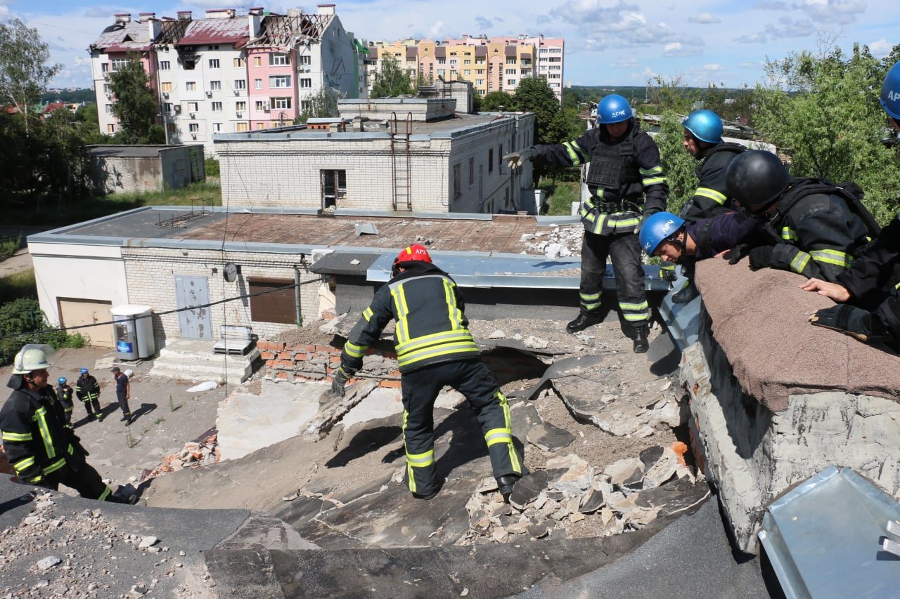 У Харкові розібрали частину зруйнованого будинку на Північній Салтівці (фото, відео)