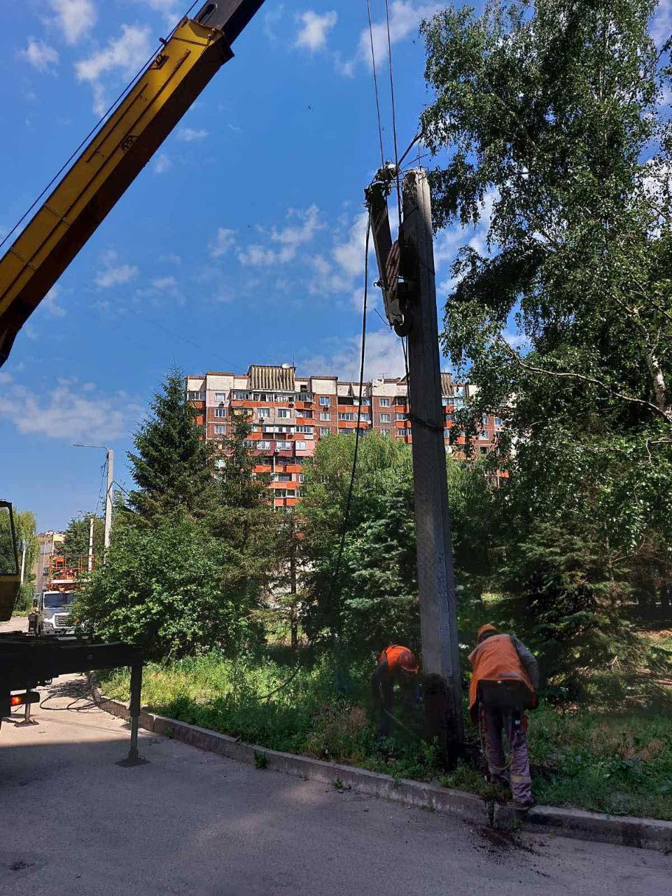 Знищена опора освітлення в Харкові