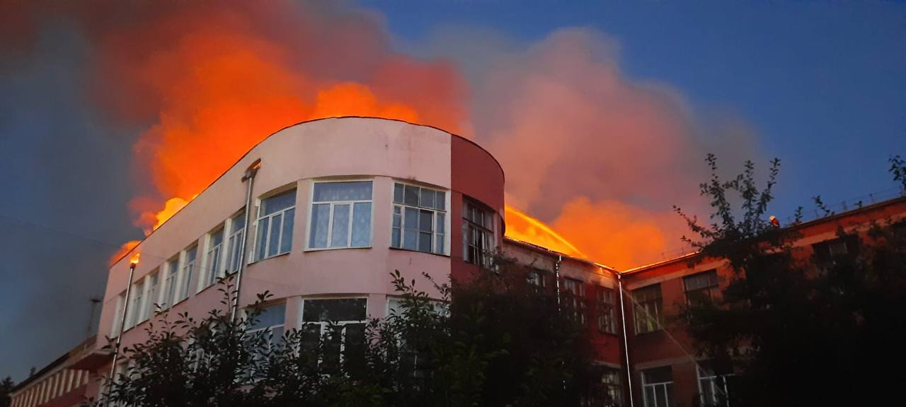 3 rockets hit the school in Kharkov at night: photo of a large-scale fire |  The mayor of Kharkov, Igor Terekhov, said that the Russians fired at a school in the Slobodsky district of Kharkov.  Three rockets have landed