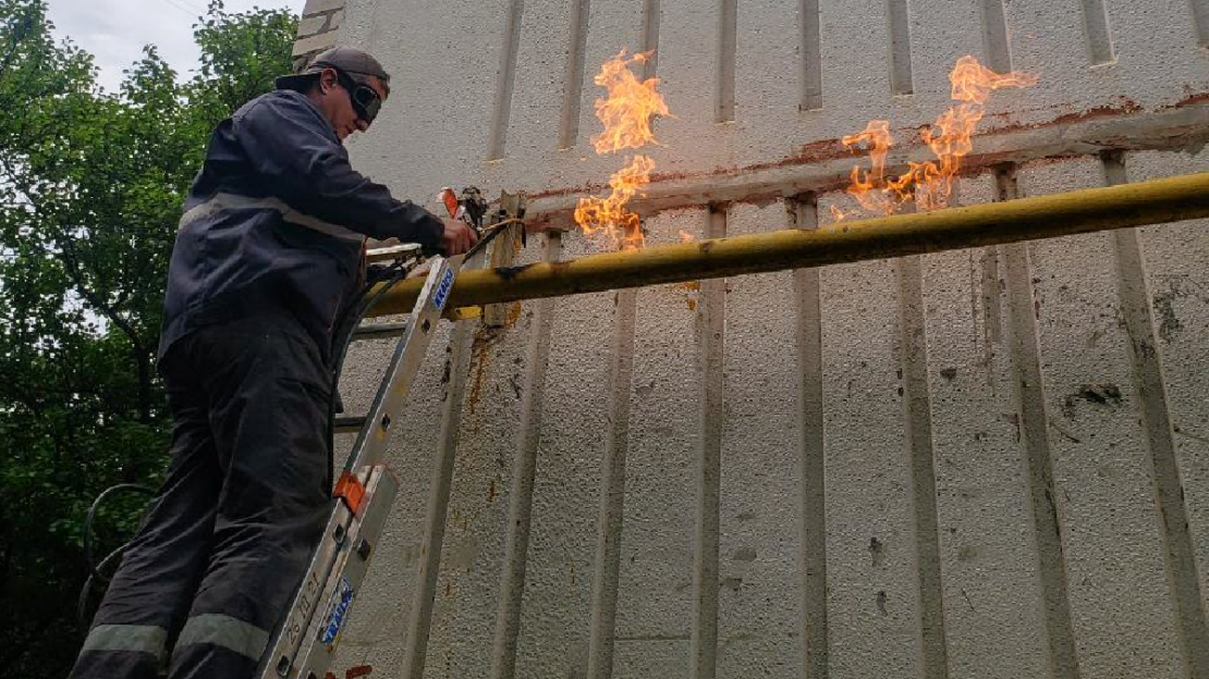 На Салтовке газовики отремонтировали газопровод, поврежденный российскими «Градами» (фото)