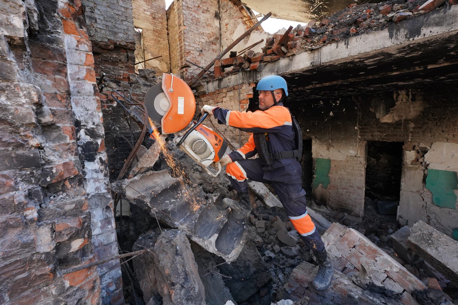 У Балаклії та Ізюмі надзвичайники продовжують розбирати завали