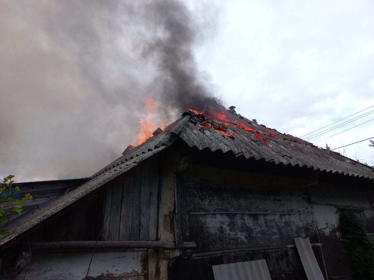 В Андреевке ликвидировали пожар, возникший в результате обстрелов 