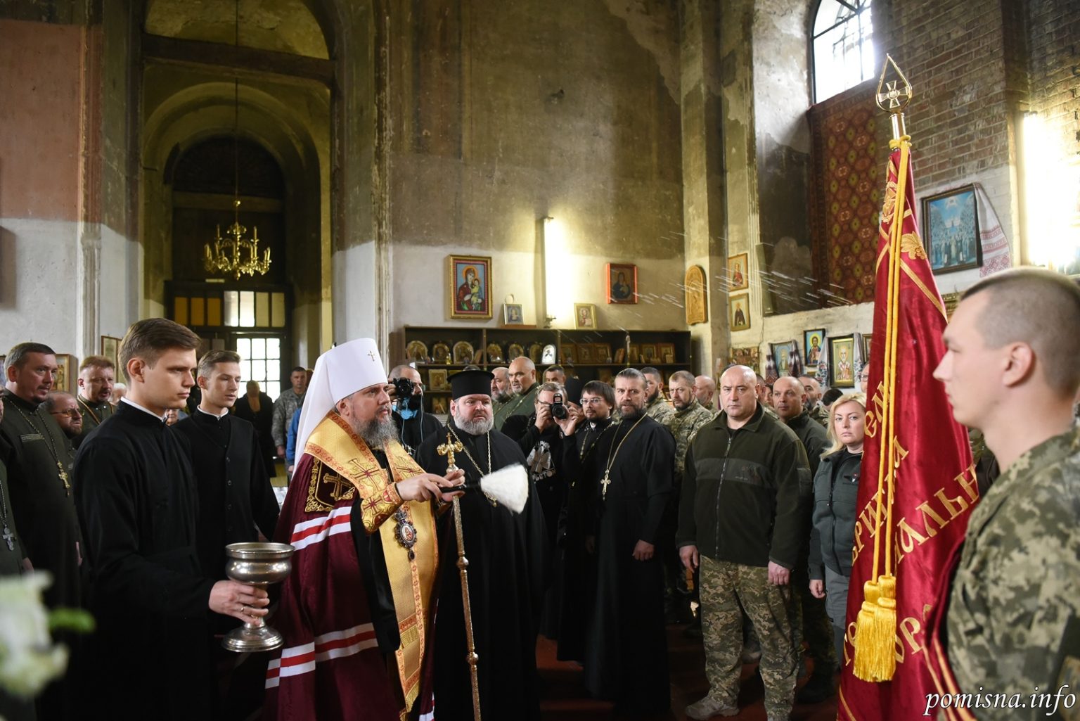 Бойовий прапор 127-ї бригади ТрО Харкова освятив митрополит ПЦУ Епіфаній