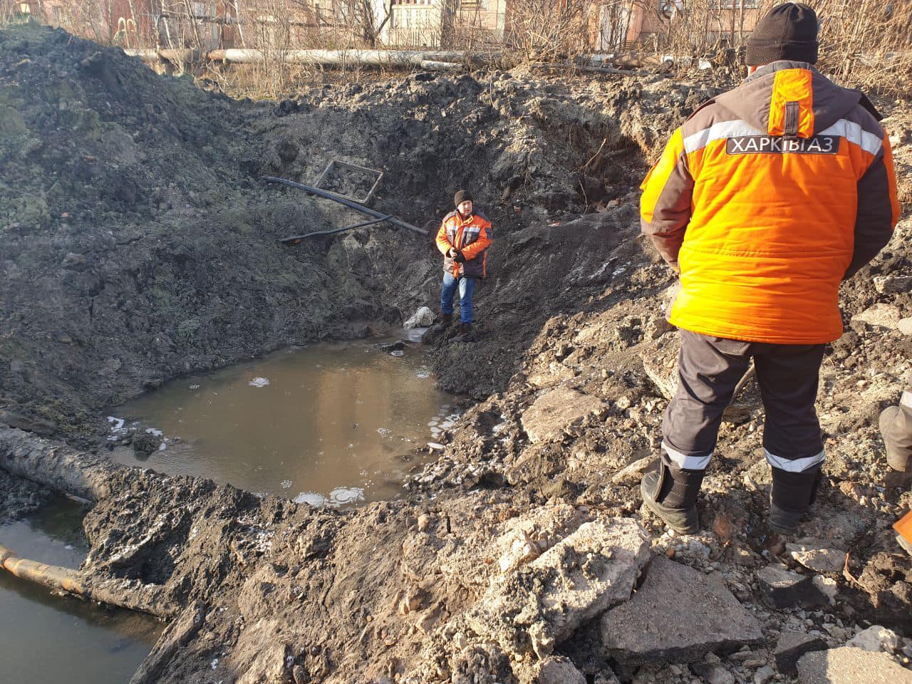 Харківські газівники показали величезні воронки від ворожих ударів (фото)