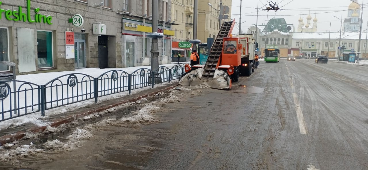 На дороги Харкова висипали 938 тонн дефіцитного продукту (фото)