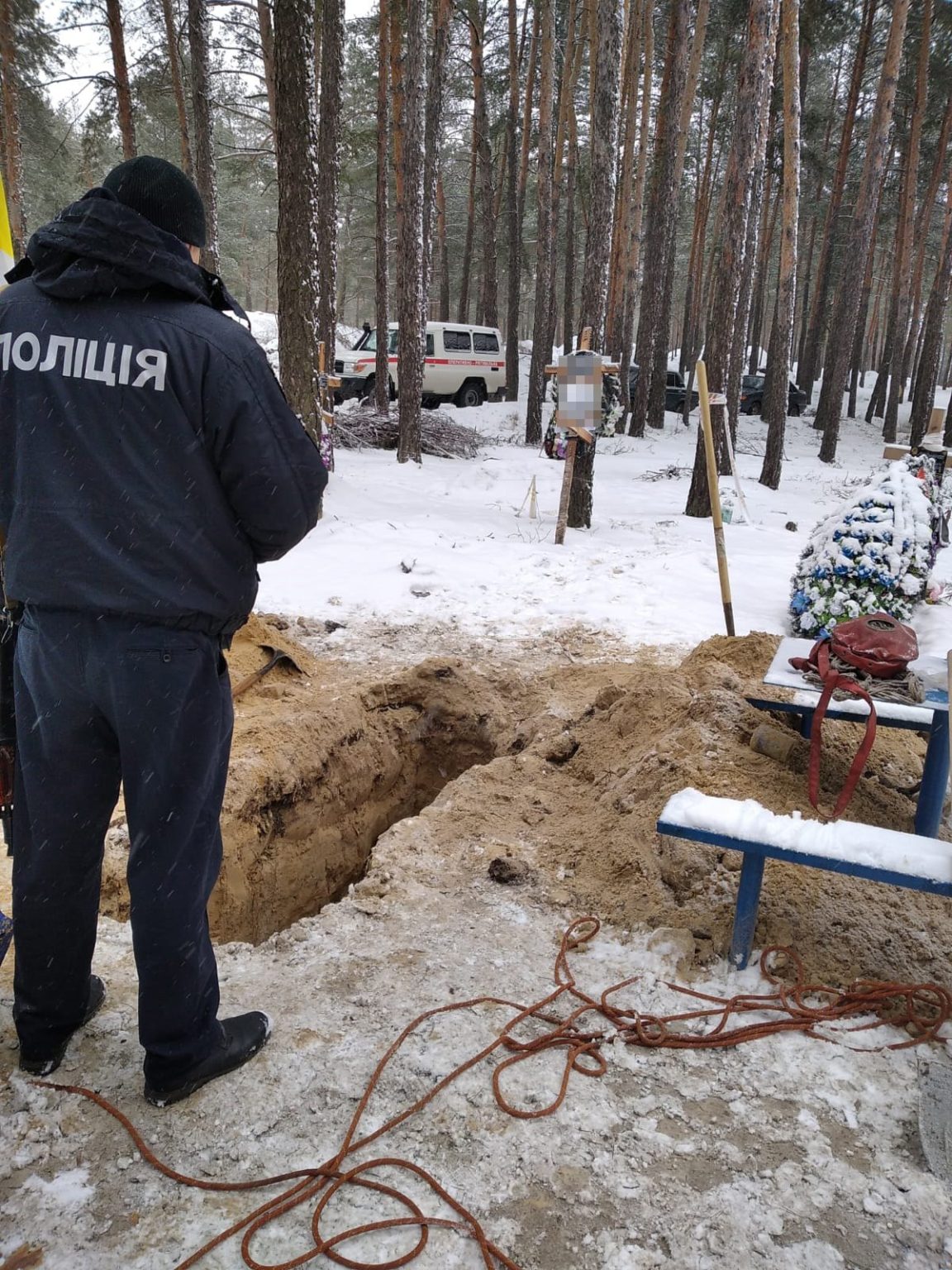 Попал под обстрел. На Харьковщине в Изюме эксгумировали тело мужчины