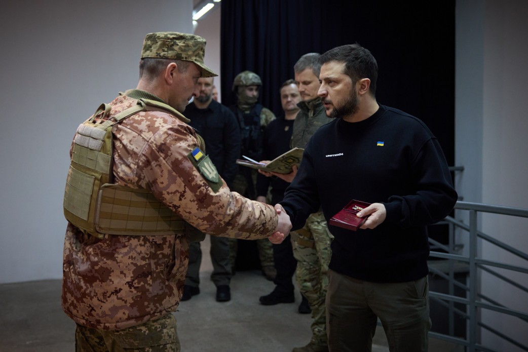 Зеленський подякував захисникам Харківщини та вручив їм ордени (відео)