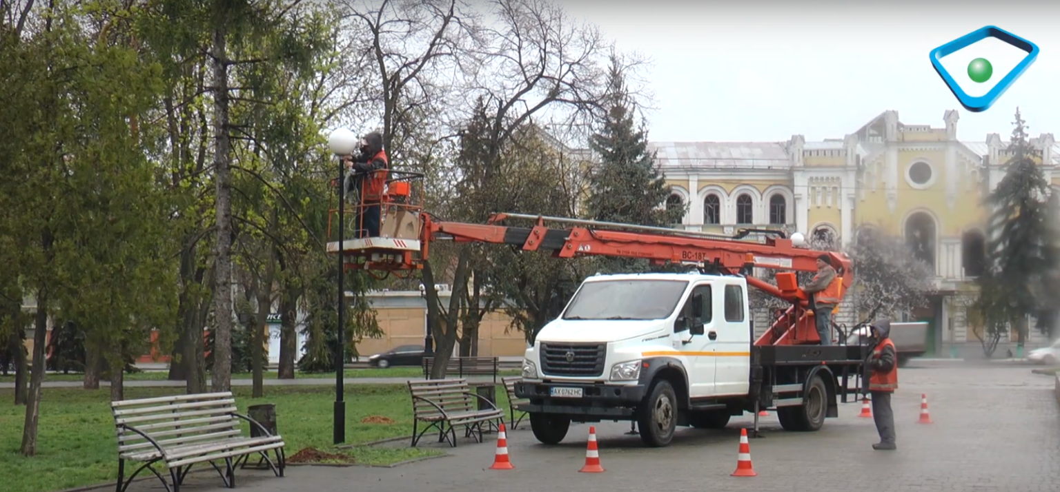 Було 8 «прильотів»: у сквері Героїв Небесної Сотні відновлюють світло (сюжет)