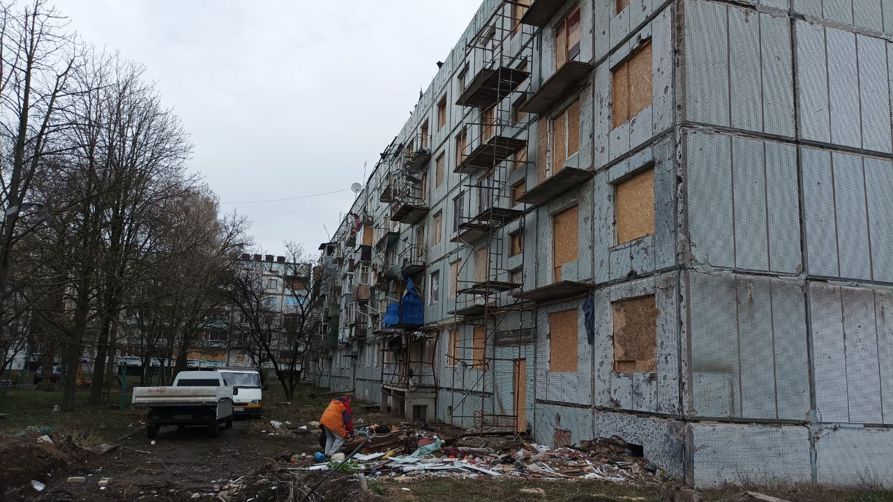 В Чугуеве продолжают восстанавливать пострадавшие от обстрелов РФ дома (фото)