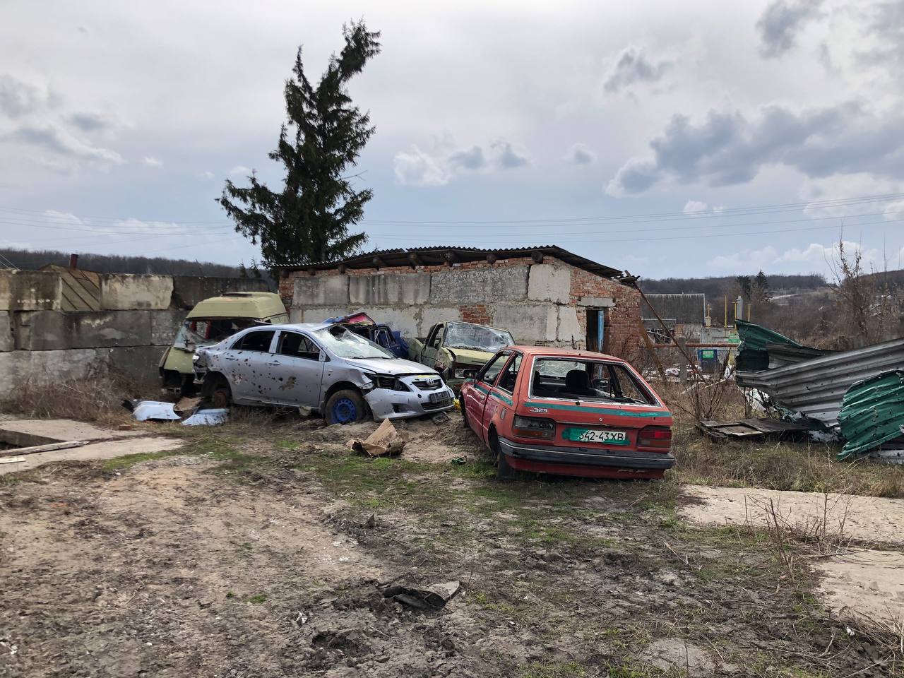 У Старому Салтові розчищають вулиці від розбитих обстрілами РФ машин (фото)