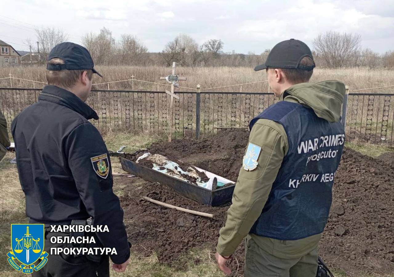 Прокуратура ексгумувала тіло чоловіка, який загинув від обстрілу Харківщини