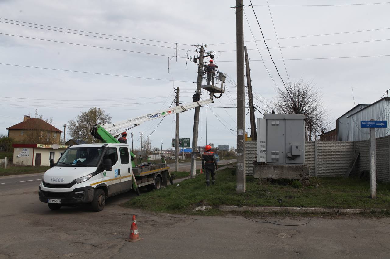 У звільненому селі під Харковом майже відновили електропостачання