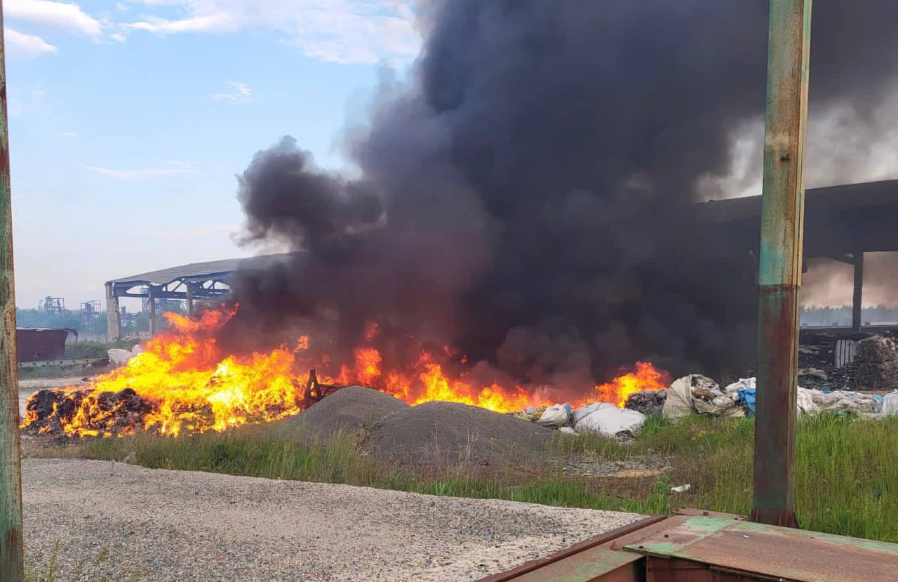 “Kupyansk under enemy fire: Two civilians injured and area engulfed in flames”