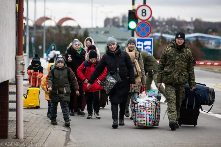 Виїдуть чи повернуться: що чекає на Україну після відкриття кордонів