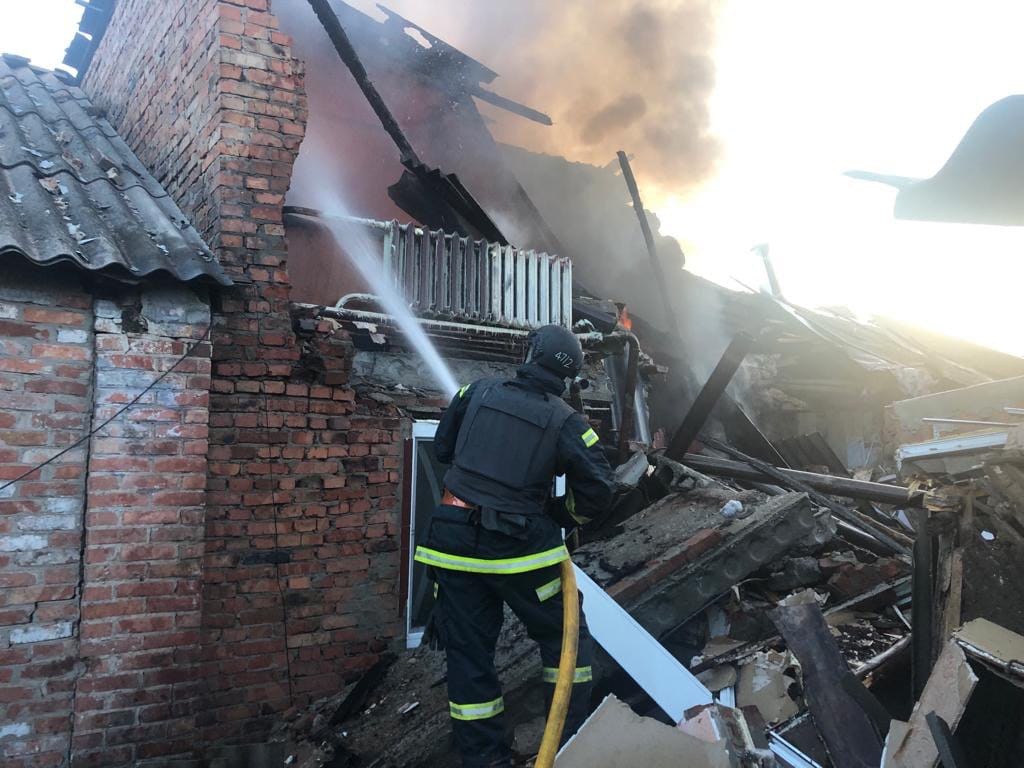 У Вовчанську через обстріл спалахнув багатоквартирний будинок (фото)