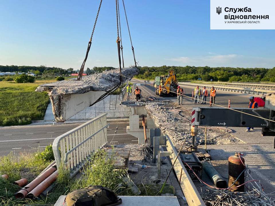 У Харкові на Окружній дорозі ремонтують міст, пошкоджений обстрілами (фото)